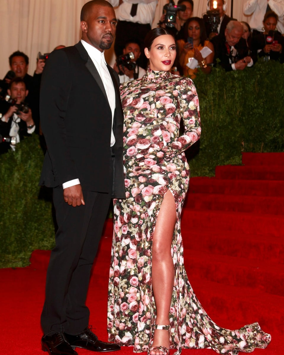 Kanye West und Kim Kardashian auf dem roten Teppich.