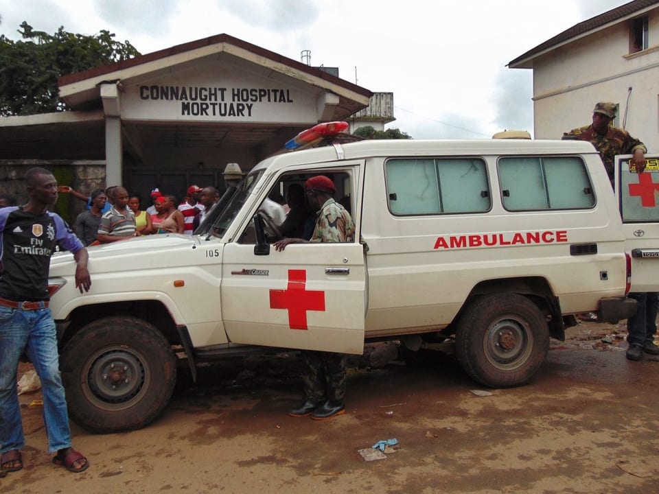 Ein Ambulanz-Fahrzeug vor dem Spital