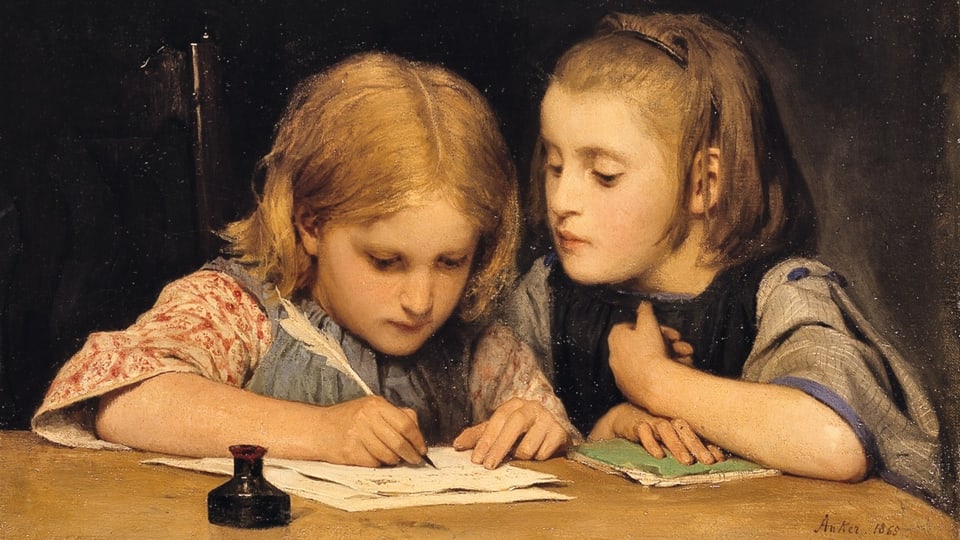 Zwei Mädchen sitzen an einem Tisch und machen gemeinsam Hausaufgaben. Die ältere Schwester sieht jüngeren dabei zu.