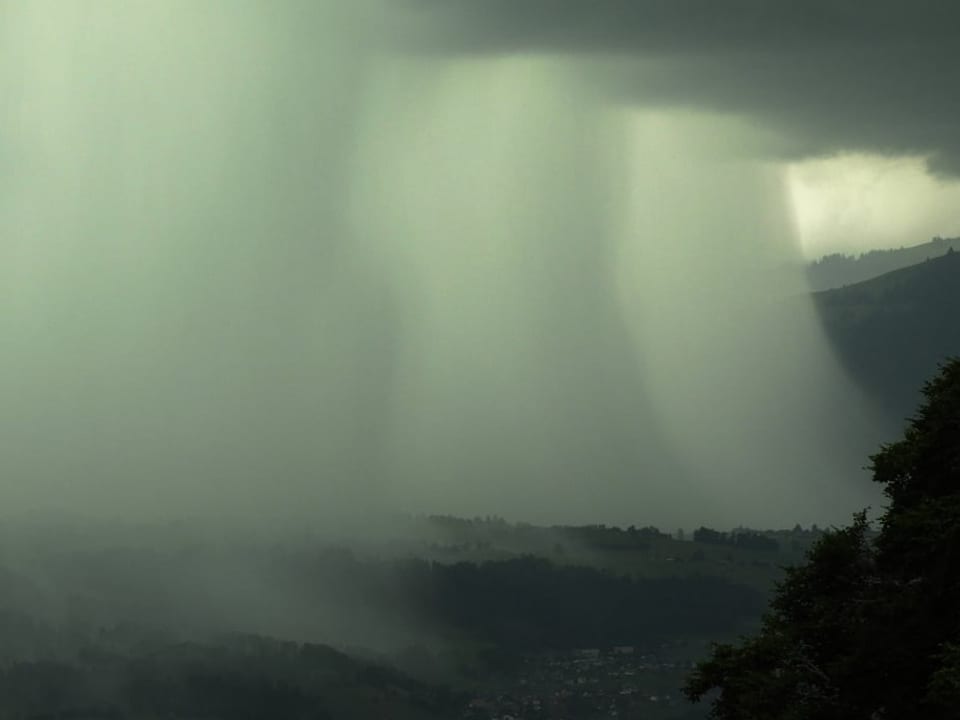 Dunkle Wolken mit Vorhängen aus Regen, die herunterfallen. 