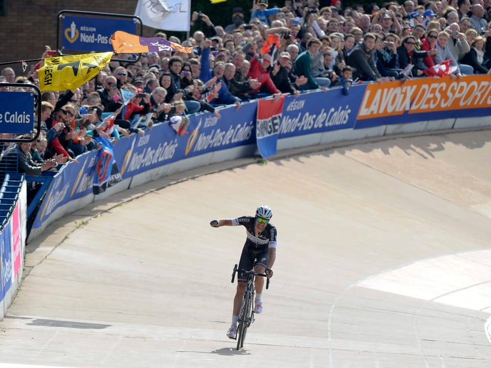 Niki Terpstra fährt im Vélodrome von Roubaix alleine dem Sieg entgegen.