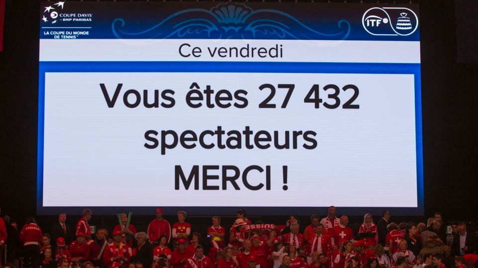 «Vous êtes 27432 spectateurs, Merci!» Steht auf der Leindwand im Stadion.