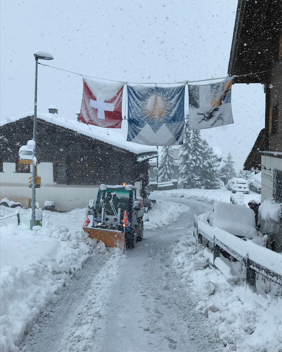 In Innerarosa muss vor lauter Schnee bereits die Strassse gepflügt werden