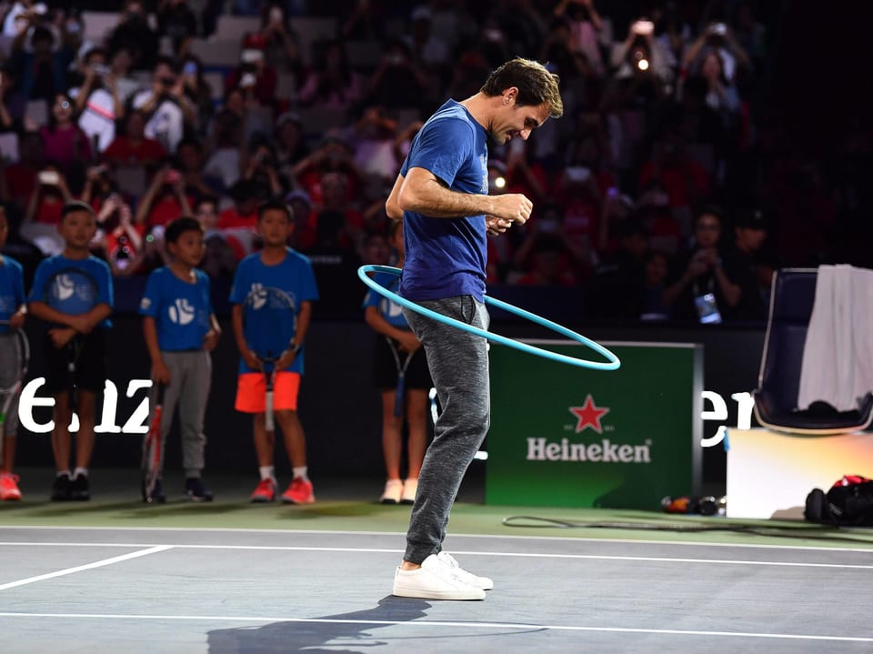Roger Federer mit einem Hula-Hoop-Reifen.