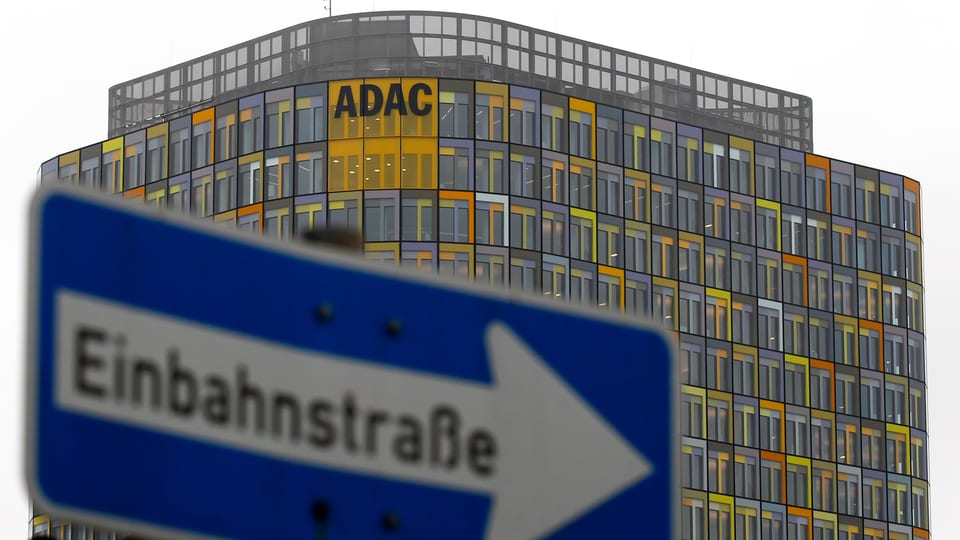 ADAC-Gebäude mit Schild Einbahnstrasse