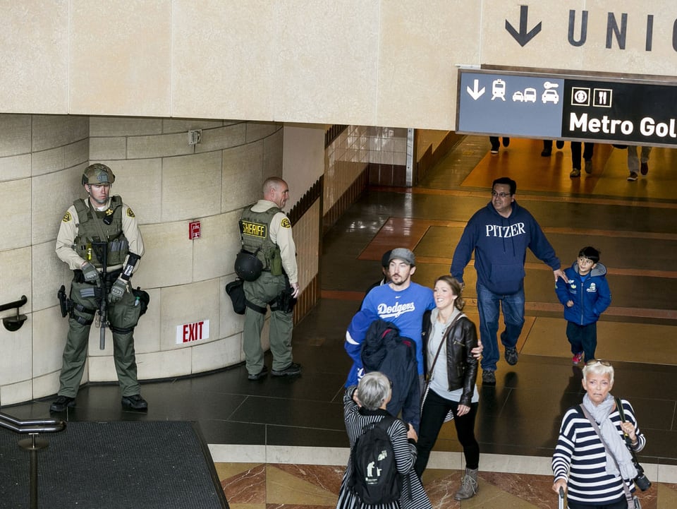 Soldaten an einer U-Bahnstation in Los Angeles