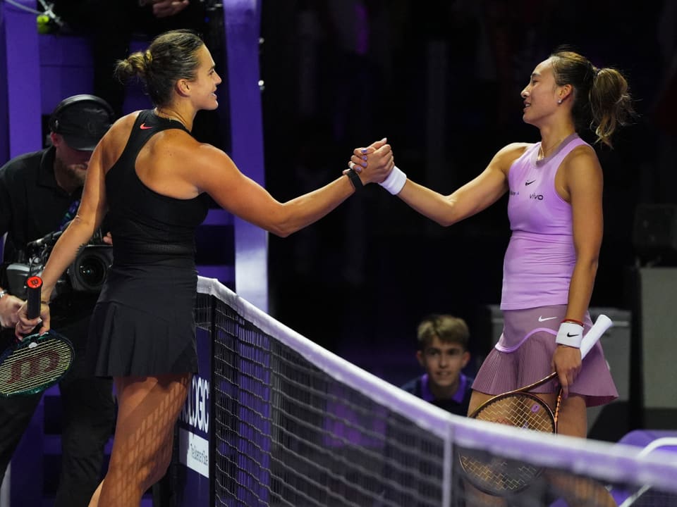 Aperto de mão entre Sabalenka e Zheng