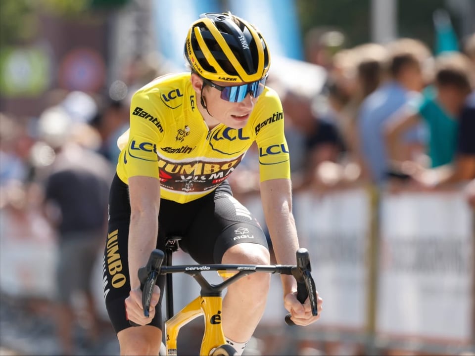 Tour-de-France-Sieger Jonas Vingegaard sitzt auf dem Rad.