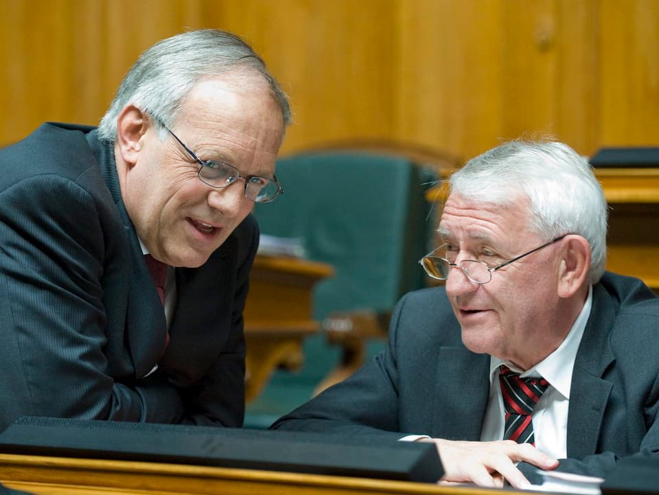 Nationalrat Johann Schneider-Ammann 2009 im Nationalratssaal im Gespräch mit dem ehemaligen Nationalrat Edi Engelberger. 