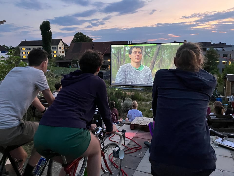 Kinozuschauer strampeln und schauen auf die Leinwand