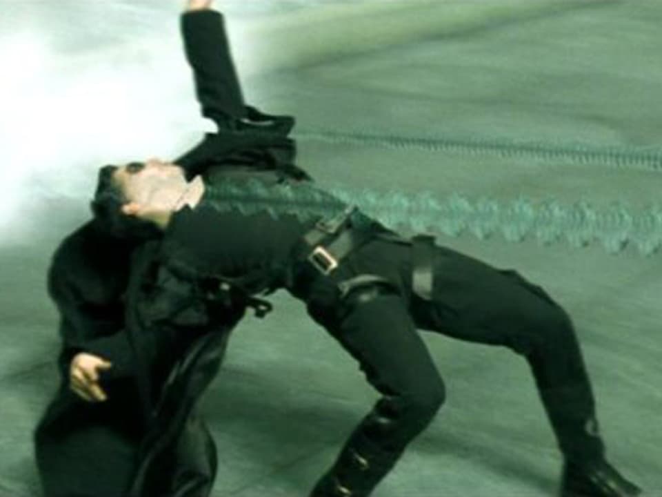 Keanu Reeves alias Neo duckt sich in Zeitlupe unter den tödlichen Gewehrkugeln weg. Dieser Effekt, genannt «Bullet-Time» hat Filmgeschichte geschrieben.