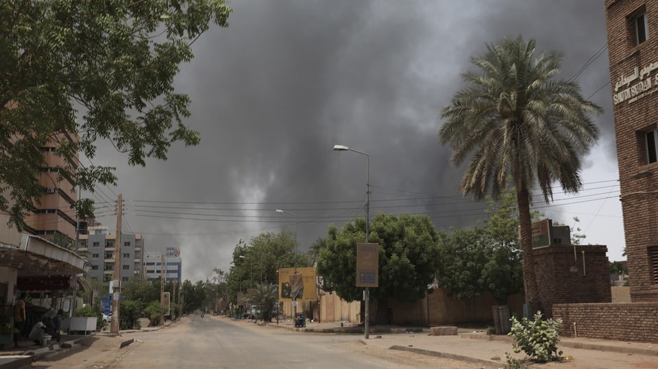 Rauch steigt auf in Khartum.