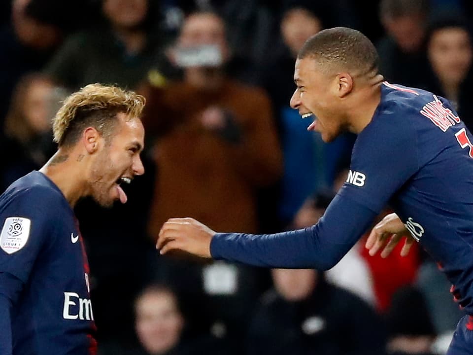 Die PSG-Spieler Neymar und Mbappé bejubeln gemeinsam einen Treffer.