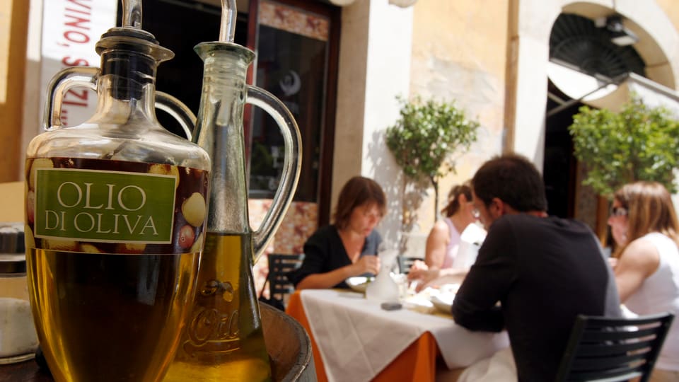 Olivenölkaraffe im Restaurant.