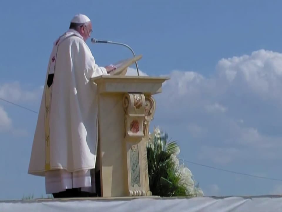 Papst Franziskus hält eine Rede.