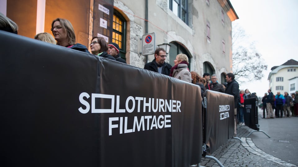 Schlangestehen bei den Filmtagen im Jahre 2015 vor dem Solothurner Landhaus.