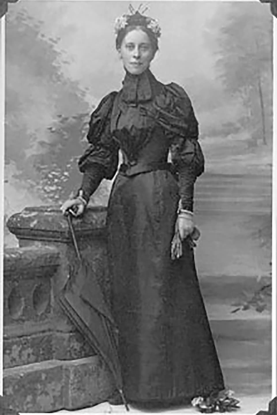 Eine Frau in Kleidung des späten 19. Jahrhundert in Grossbritannien.
