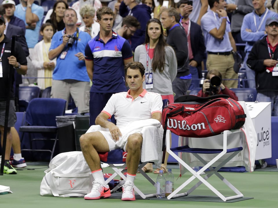 Roger Federer wartet auf die Siegerehrung in New York.