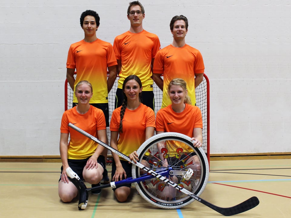 Einradhockeyteam des SC Dreitannen Olten: 3 Männer und 3 Frauen in orangen T-Shirts
