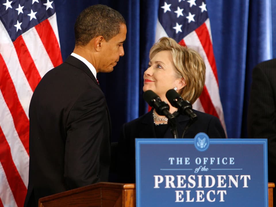 Hillary Clinton gratuliert während einer Wahlfeier ihrem ehemaligen Konkurrenten Barack Obama.