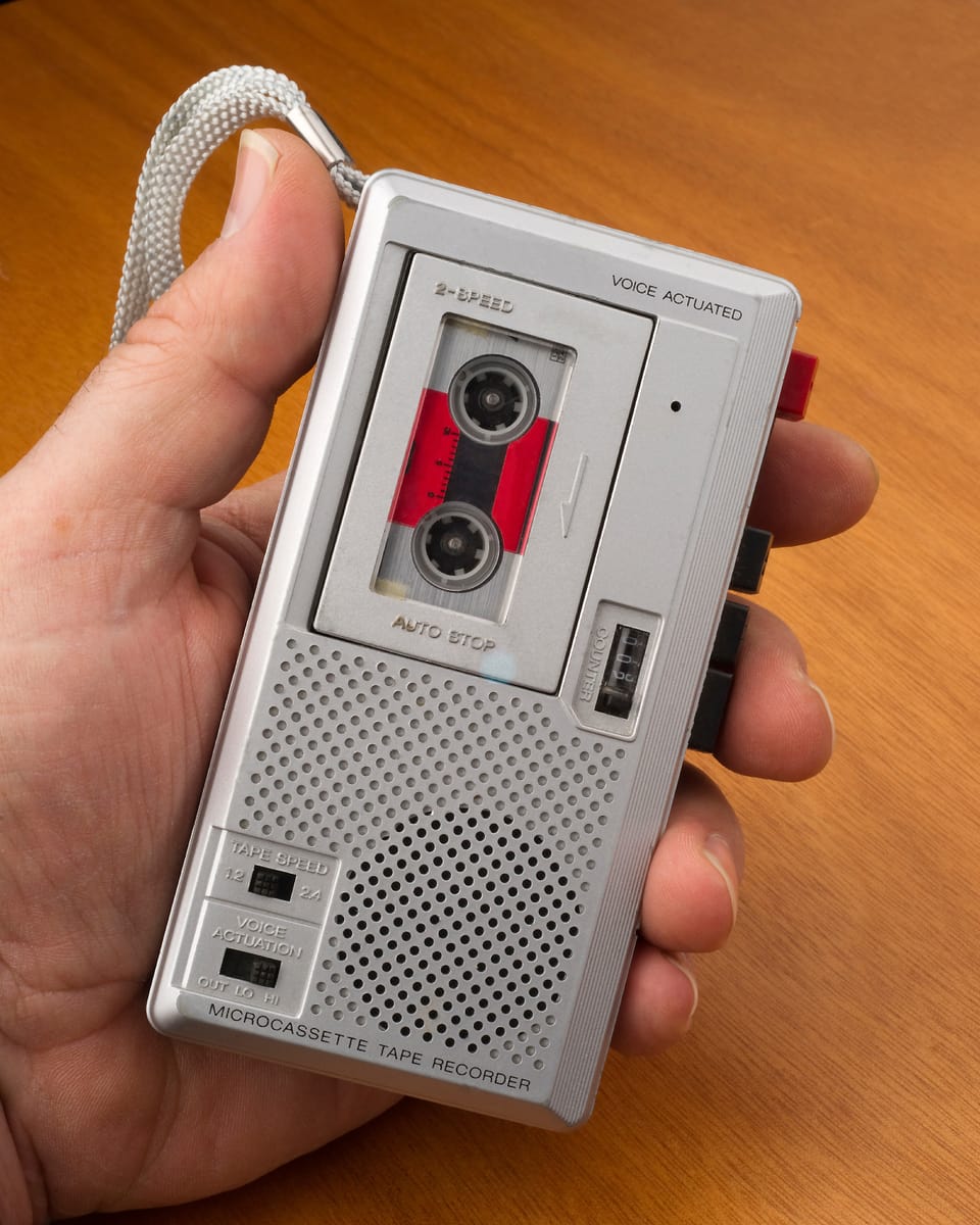 Audio-Kassette in einem Diktiergerät.