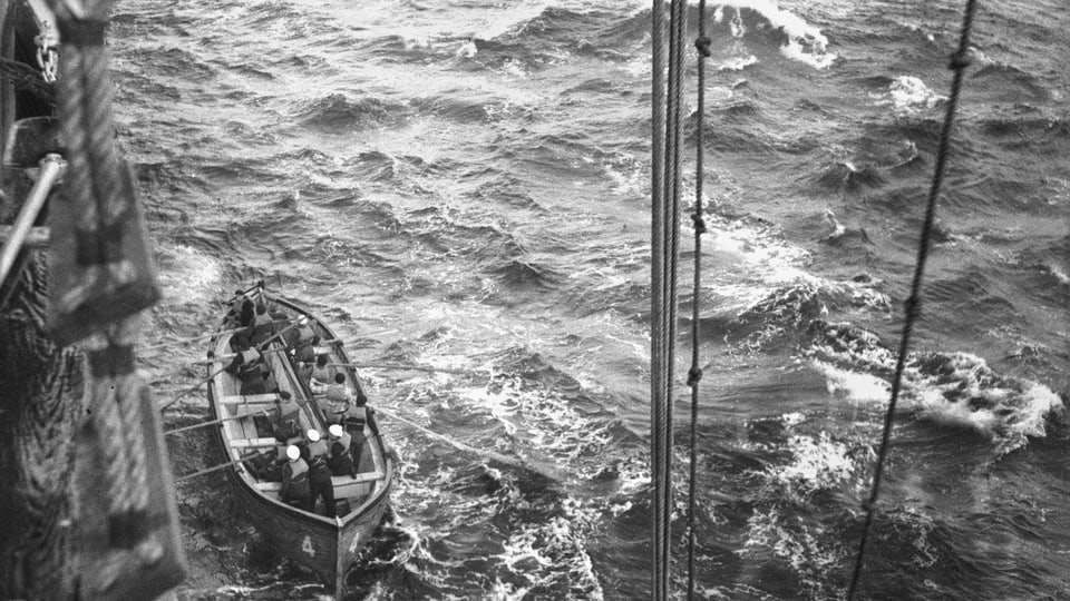 Schwarz-weiss Fotografie eines Rettungsbootes im Meer