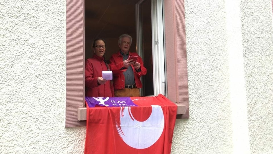 Singen der Internationalen am Fenster.