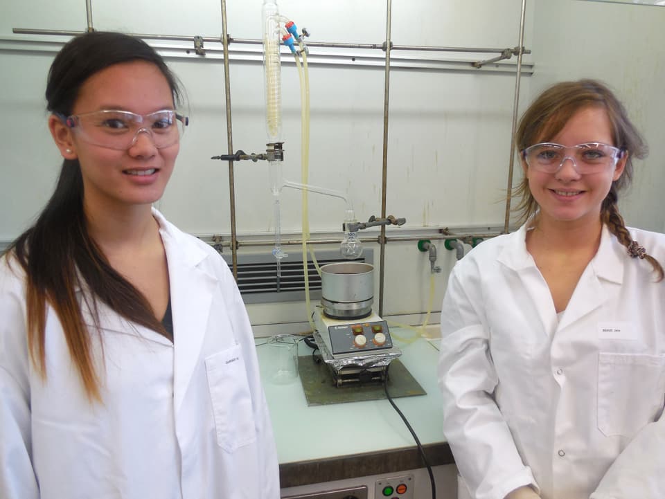 Zwei Frauen in weissen Kitteln in einem Labor.