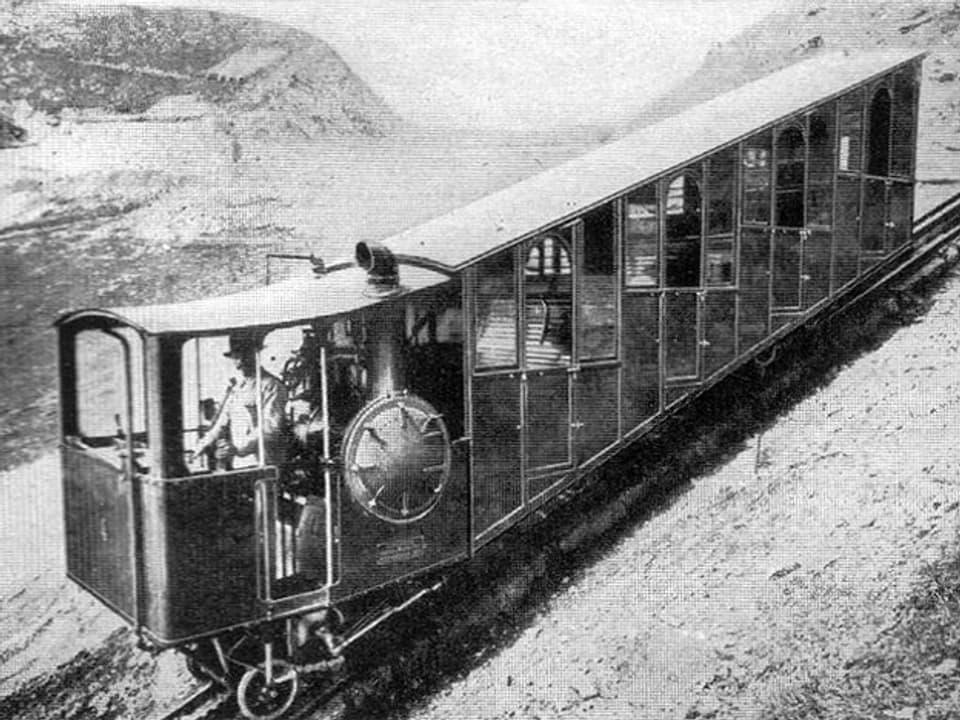 Pilatusbahn mit Dampfkessel fährt den Berg hinauf