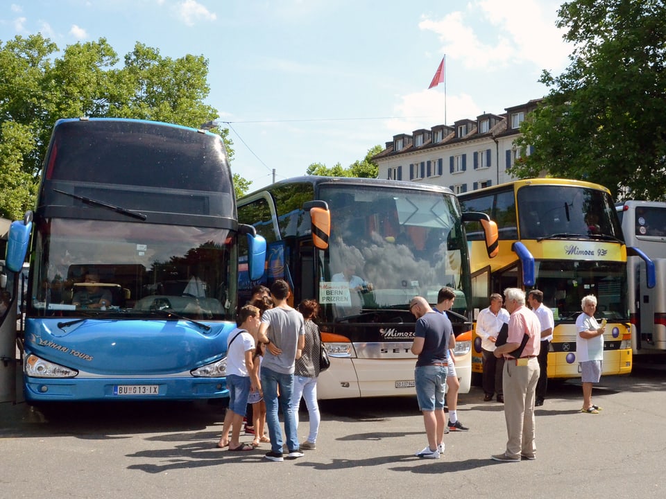 Reisende warten auf dem Carparkplatz Sihlquai in Zürich auf die Abfahrt der Busse nach Kosovo.