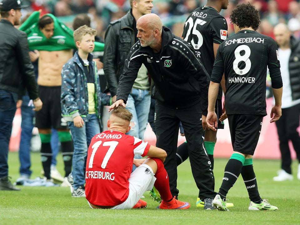 Hannover-Trainer Michael Frontzeck tröstet Freiburgs Jonathan Schmid.