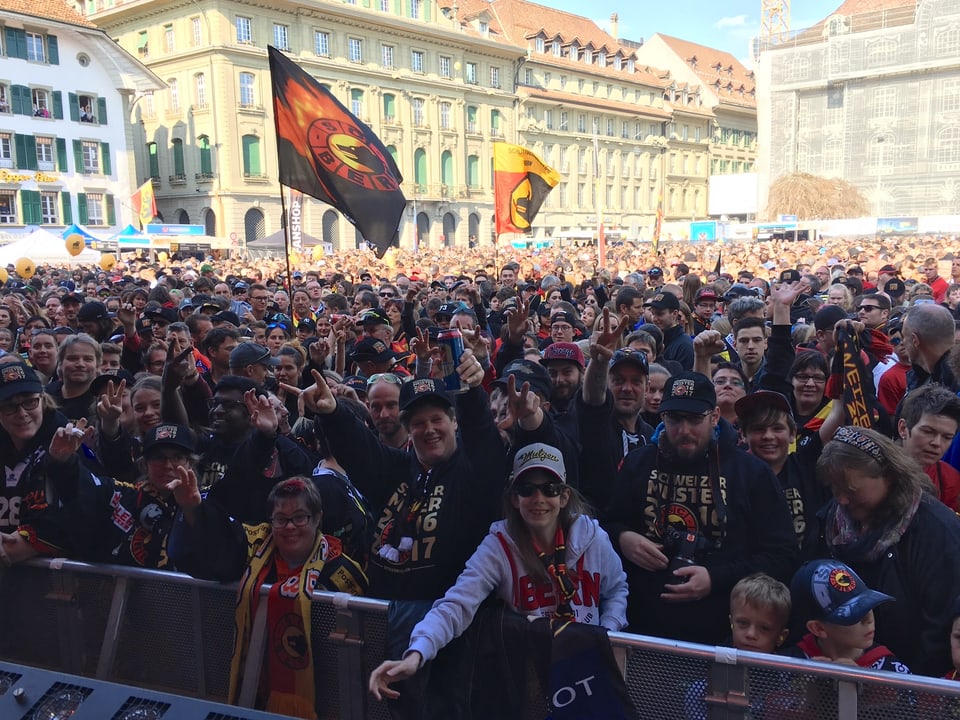  Tausende feiern den SCB-Meistertitel auf dem Bundesplatz