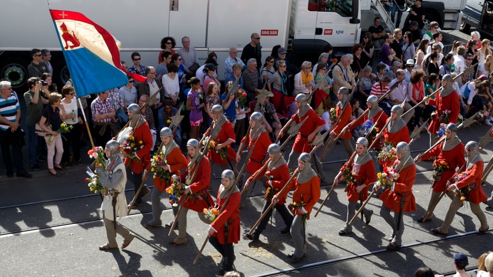 Krieger der Gesellschaft zur Constaffel marschieren zum Sechseläuten-Böögg.
