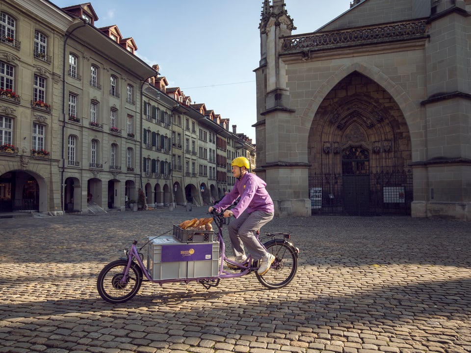 Velofahrer mit E-Cargo-Bike auf Münsterplatz
