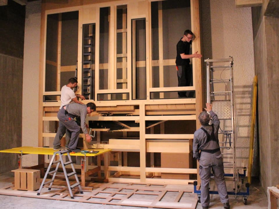 Arbeiter montieren den Orgelkasten