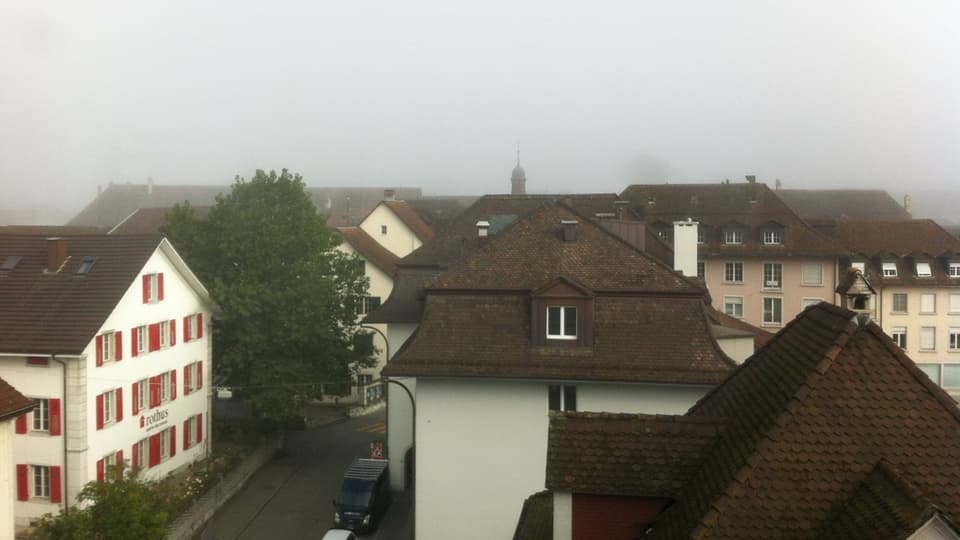 Am Sonntagmorgen steckte Solothurn im Nebel. Bild aus einer Dachwohnung über das graue Solothurn.