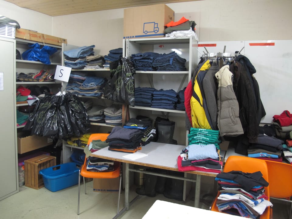 Jeans, Pullover, Jacken - der Kleiderraum in der Asylunterkunft in Hindelbank