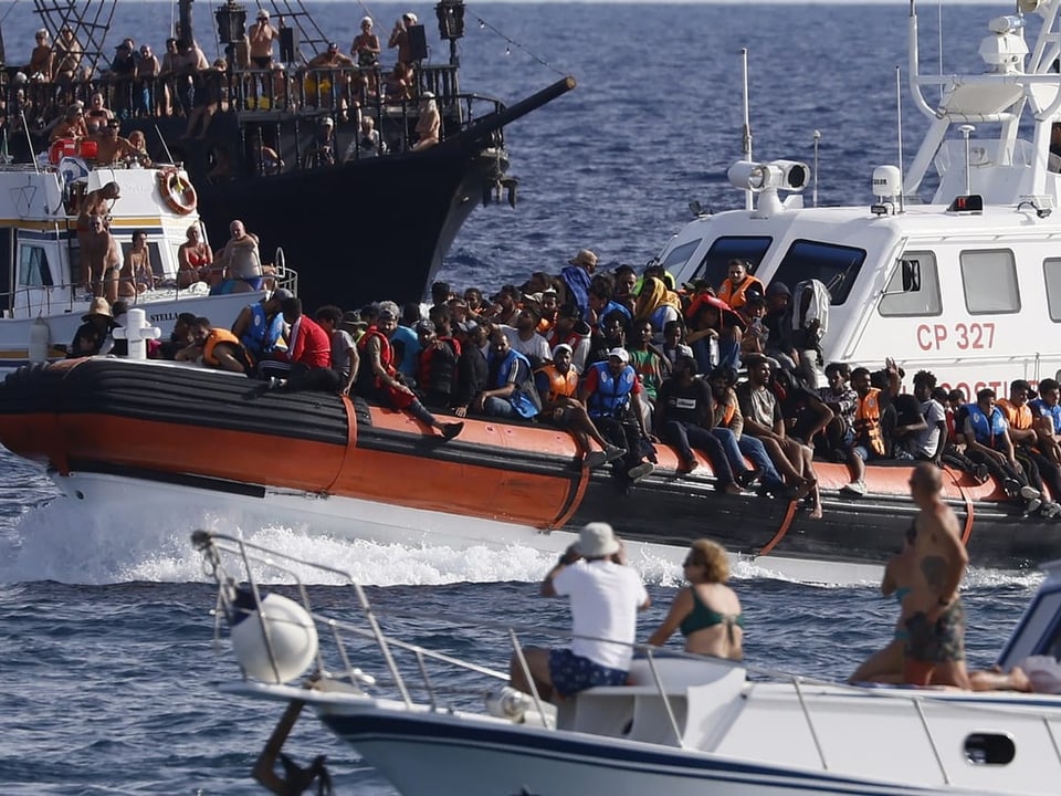 Ein Patrouillenboot mit Flüchtlingen. 
