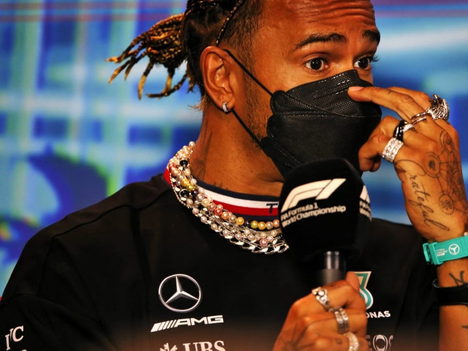 Muss im Cockpit auf dieses «Bling-Bling» verzichten Lewis Hamilton.