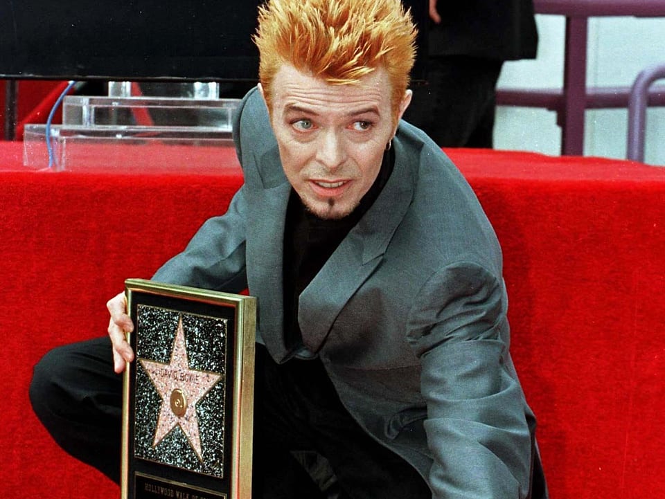 David Bowie mit seinem Stern auf Hollywoods berühmtem Walk of Fame.