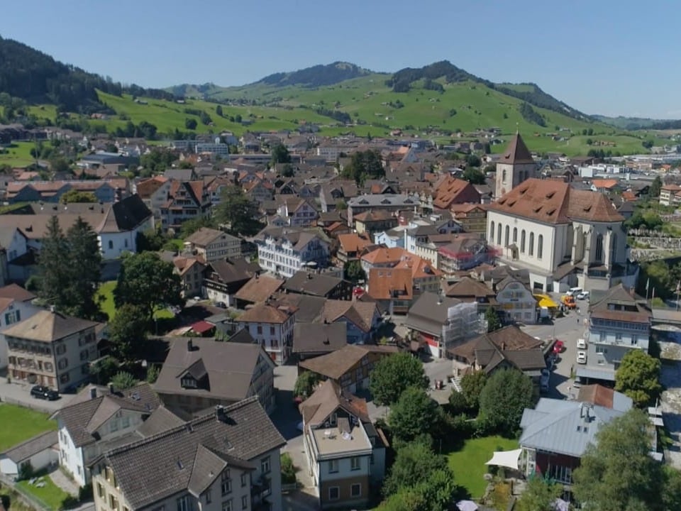 Drohnenaufnahme von einem Dorf in Apenzell Inerrhoden