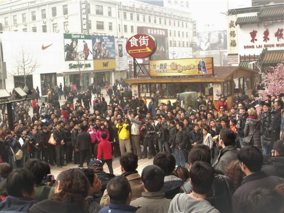 Menschen in Peking protestieren für mehr politische Rechte an einer unter dem Begriff «Jasmine Revolution» bekannten Kundgebung, im Februar 2011.