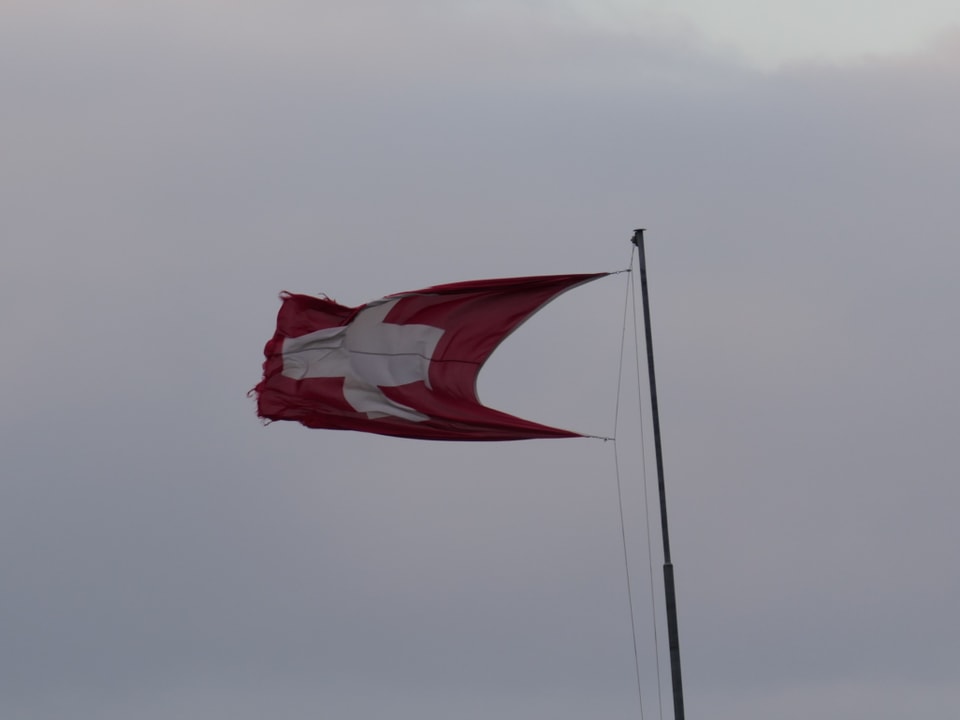 Schweizer Flagge im Wind.