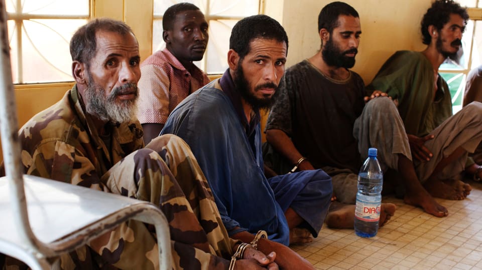 Gefangene Islamisten-Kämpfer, gefesselt mit Handschellen.