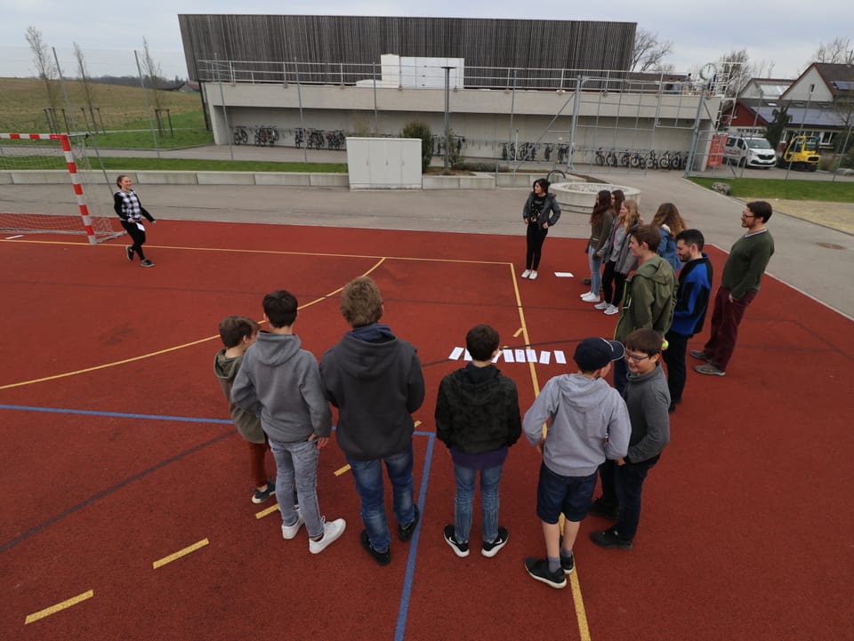 Die Schüler der Sek Marthalen versammeln sich auf dem Sportplatz.