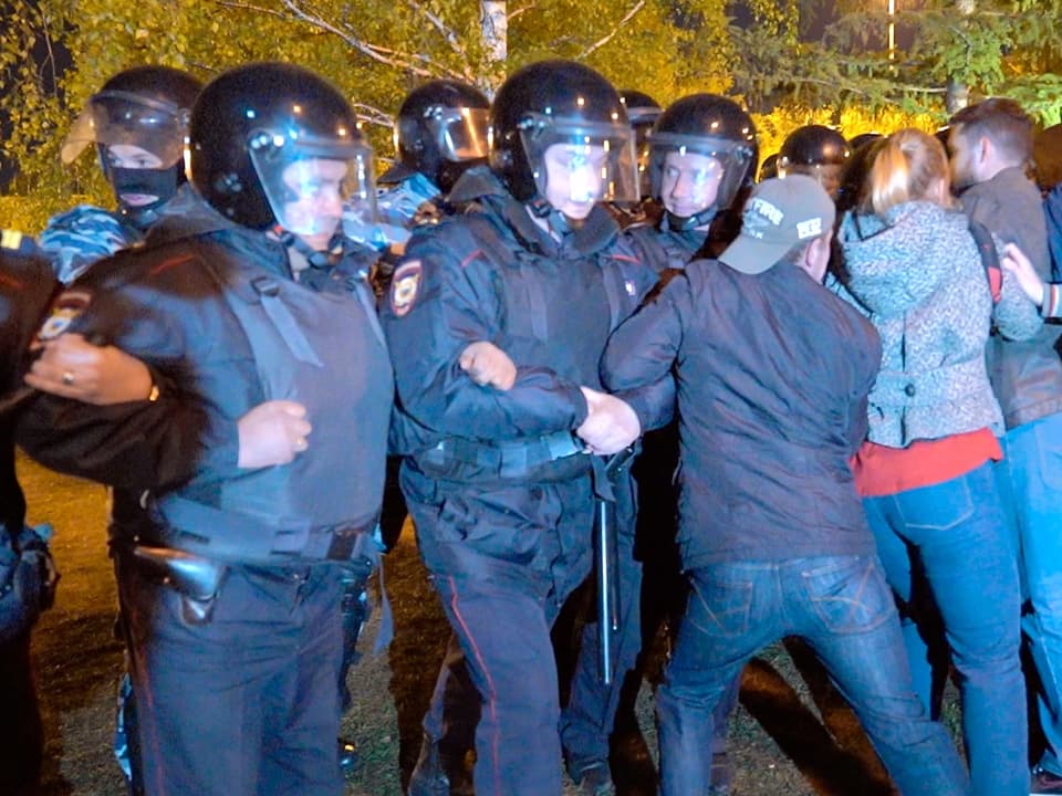 Polizisten drängen Demonstranten in Jekaterinburg zurück.