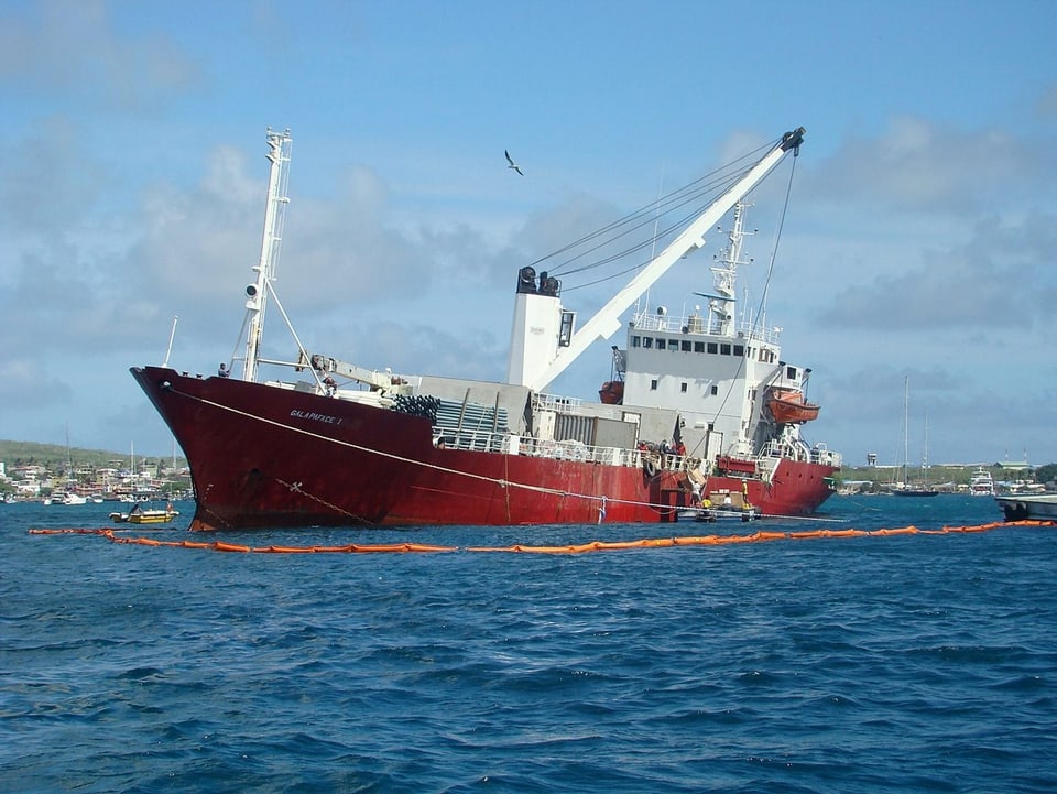 Der rieisige rot-weisse Tanker auf vor der Küste der Galapagos-Inseln. 