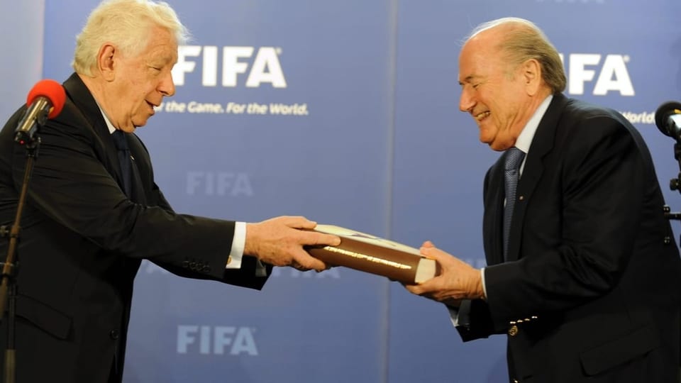 Frank Lowy übergibt Dokumente an Sepp Blatter