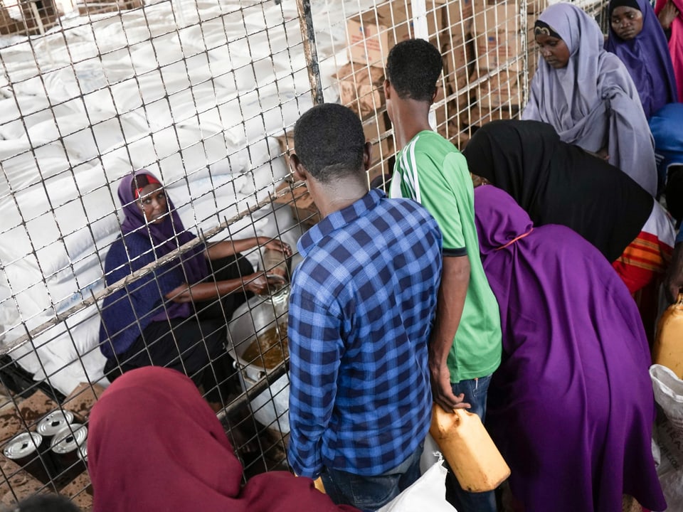 Bewohner des Flüchtlingslagers Dadaab stehen für die monatliche Ration an Öl an.