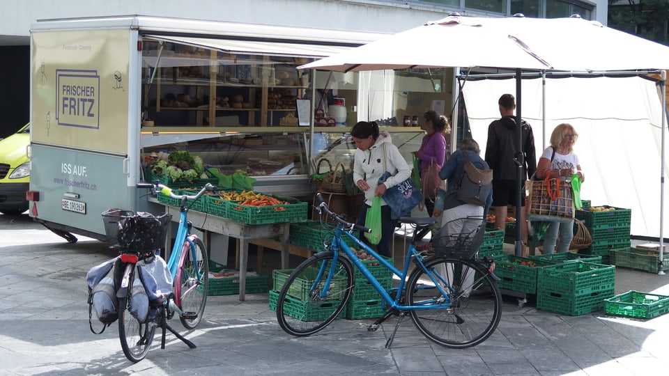 Ein Marktstand vor dem Thuner Bahnhof.